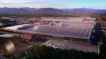 全新EQE開啟奔馳電動新紀元，百年豪華品牌如何突破科技次元壁？